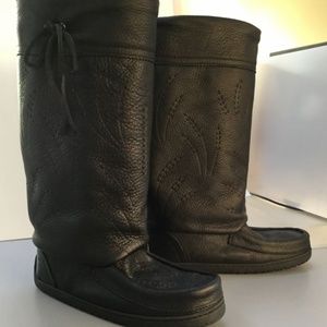 Black Leather Manitobah Mukluks/Tall Boots